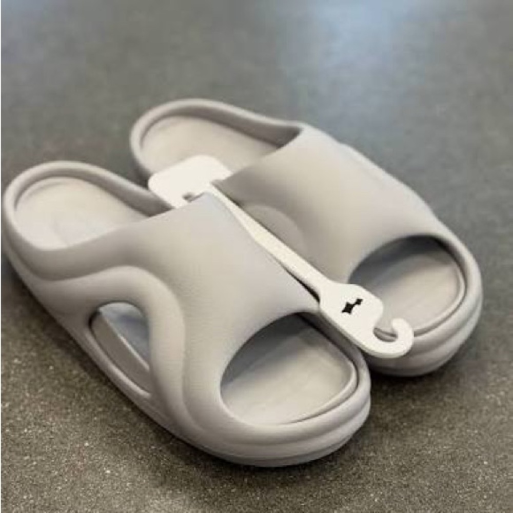 Justin Bieber Skylrk Beach Slide Factory Grey- size 10 US